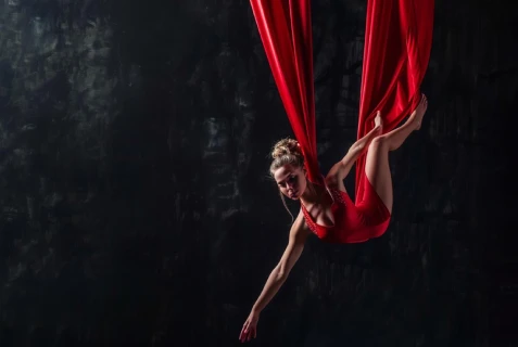 Taniec aerial silks